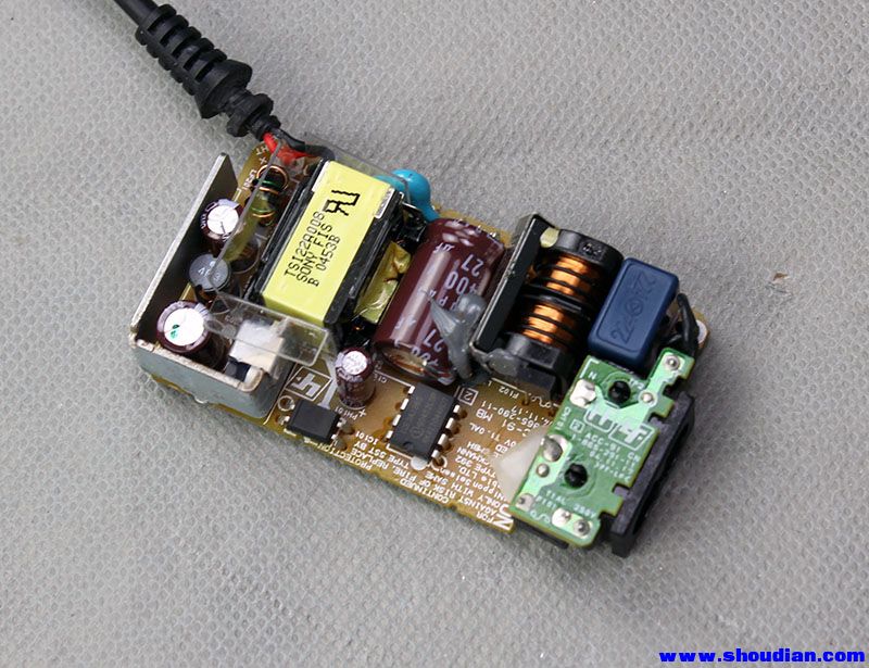 近日购得两剪线电子垃圾 索尼PSP 5V 2A电源,到手后,测量了下,输出电压都是5.4V ,觉得有点偏高,由于是剪线的,要拆开加线再加USB母头。拆开后,发现这个电源做工精良,不用可惜了,但是还是觉得电压高点,于是想能不能把电压改低点。经过观察,发现低压端有个IC201(型号不明),估计就是这个IC控制电压来(类似431),在旁边的电阻R210上并联了个2.