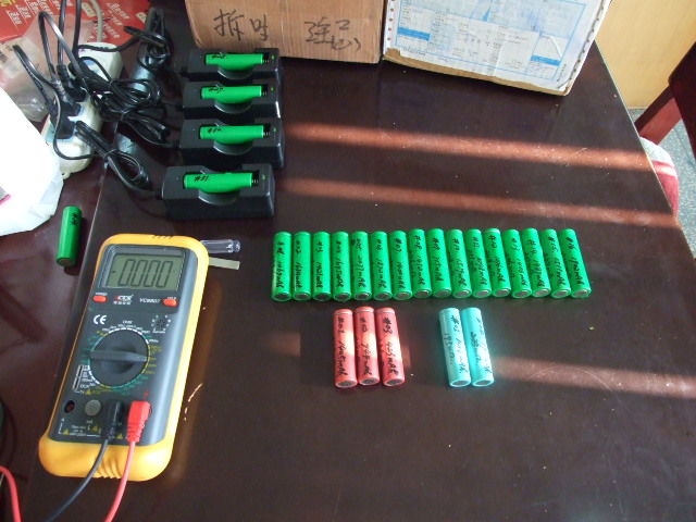 哦,容量已缩水700mAh,但还是超出了老周货架上预先说明的1300~1500mAh的上限。 美中不足的是它的放电曲线极不好看,放电平台(有效输出电压)过早地下跌,在以500mA电流放电到1小时43分钟左右,有效输出电压便下跌到3.5V,而此时还只占整个放电时间的45%左右。而且放电曲线在中期基本上没有稳定的平台期,电压一路下滑,一泄千里噢。(:lol:) 至此,47节拆机电池除早期买的现在乡下父母那里使用的6节三星18650外,手头的41节已全部测试完。 本来想在全部测完在电池封皮上标注实际容量之后,再